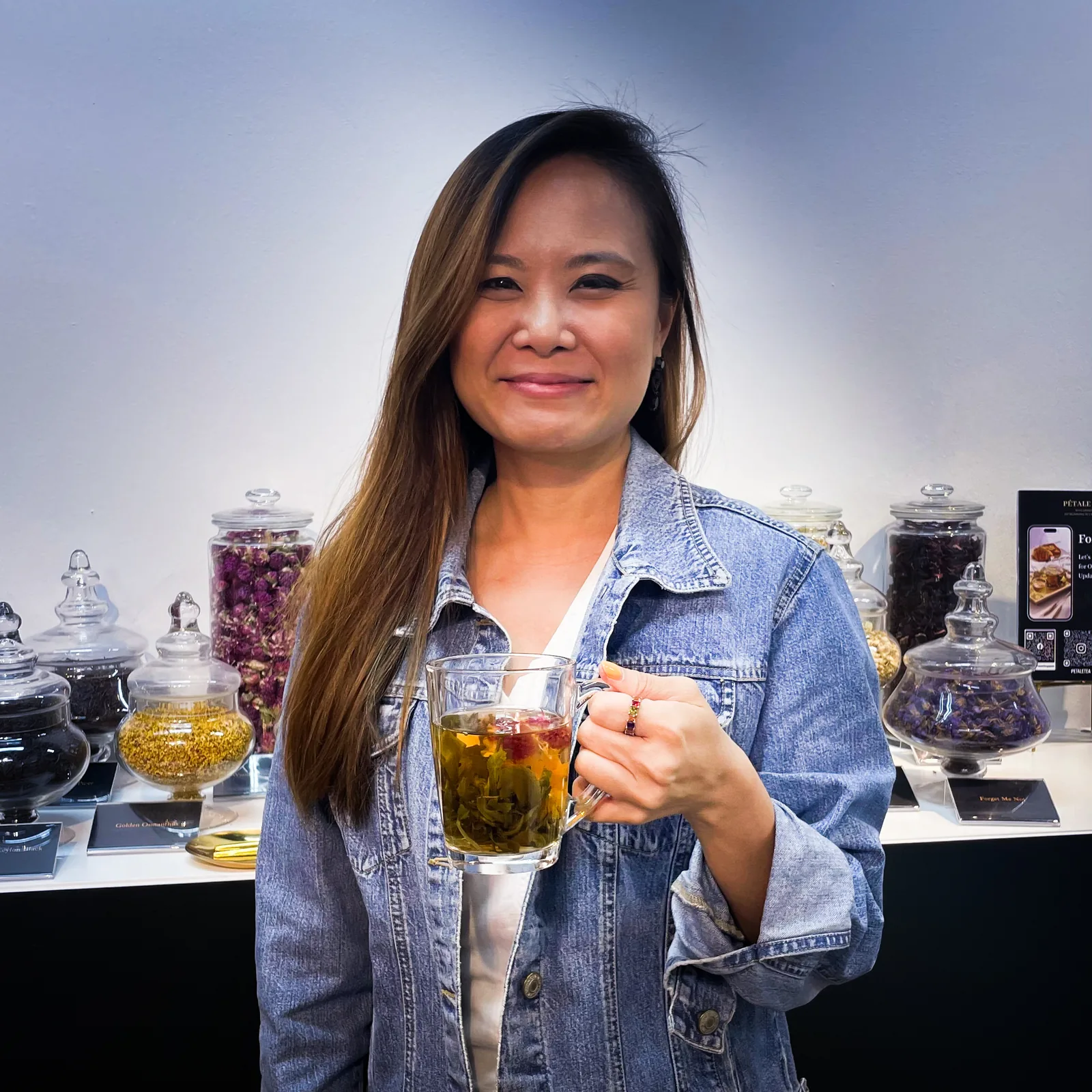 Rosemary at the Pétale tea bar with a bloomed tea